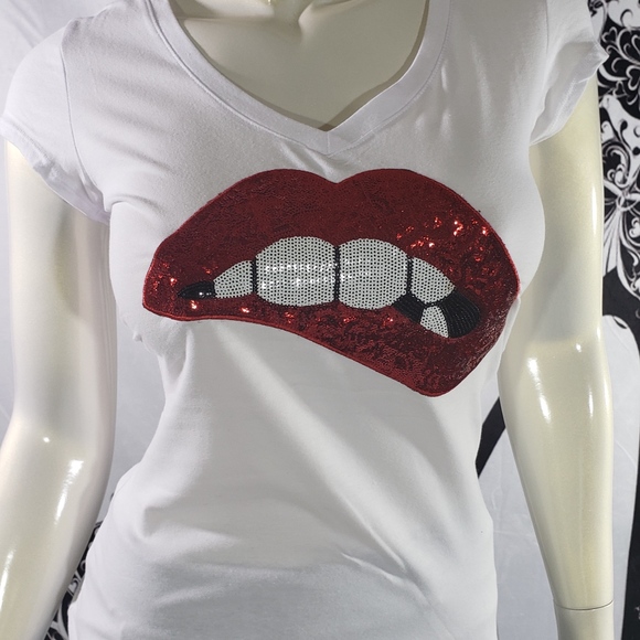 Short Sleeve V Neck T shirt W/ Lips - Picture 3 of 3
